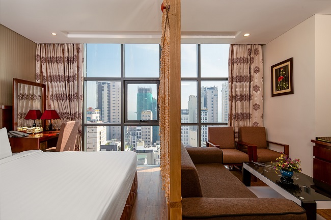 Khách sạn Crystal Đà Nẵng sở hữu view đẹp, giá rẻ gần cầu sông Hàn xinh đẹp