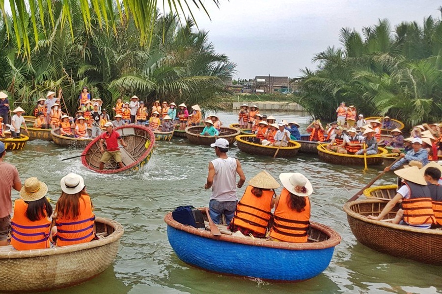 Du lịch Đà Nẵng một mình tham quan rừng dừa bảy mẫu